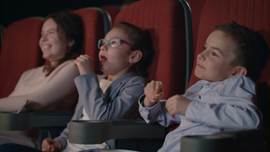 儿童在电影中热情地看11秒视频