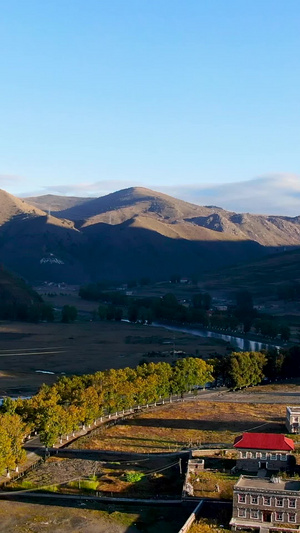 航拍四川甘孜藏族自治州田园风光视频藏式建筑47秒视频
