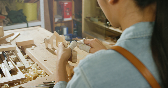 4k工匠背影制作木雕特写升格视频视频
