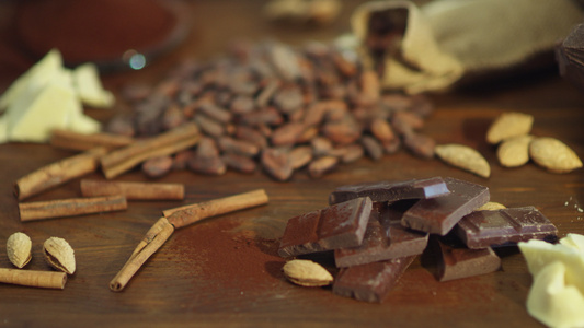 把巧克力棒放在木桌上视频