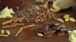 把巧克力棒放在木桌上13秒视频