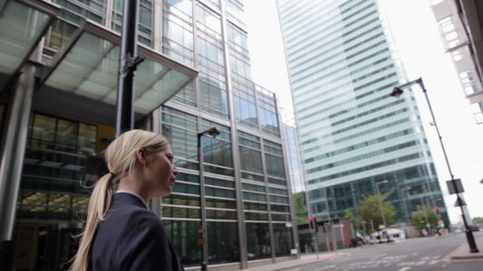 走通过城市金融区的女实业家视频