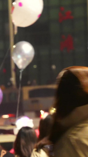 城市夜晚跨年节日气氛人潮汹涌现场人群素材步行街70秒视频