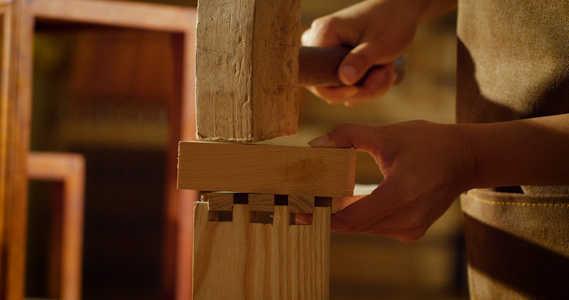4k工匠手工艺人制作木制品卯榫特写升格视频视频