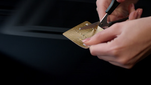 女性用剪刀割信卡16秒视频
