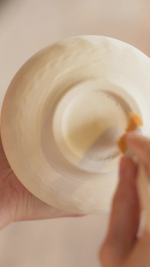 手拿陶瓷瓷器上釉前清洁弹灰工具刷27秒视频