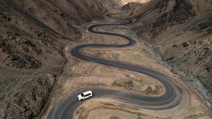 航拍新疆昆仑山脉中蜿蜒崎岖的公路视频53秒视频