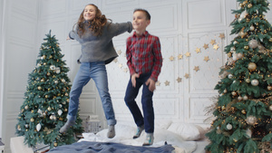 开圣诞派对跳跃的有趣小孩14秒视频
