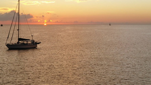 无人机航拍飞在海洋日落实拍视频22秒视频