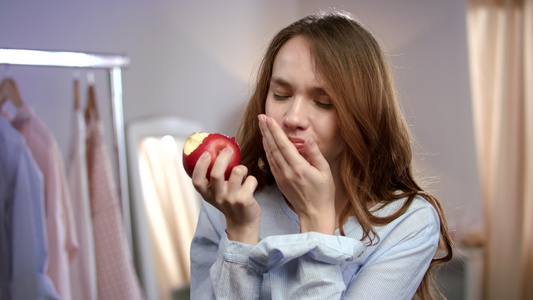快乐的女人吃红苹果视频