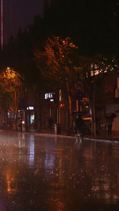 城市下雨夜晚道路交通汽车灯光街景素材交通素材视频