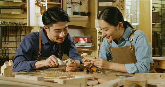 4k两个做木刻的工匠正在交流升格视频视频
