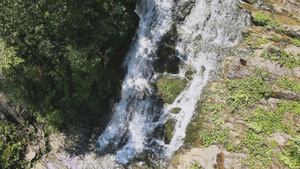 航拍国家5A级旅游景区重庆黑山谷神龙洞瀑布溪流32秒视频