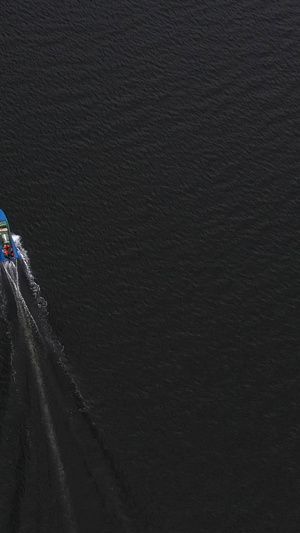 飞驰在第聂伯河上的一艘快艇飞驰的快艇8秒视频