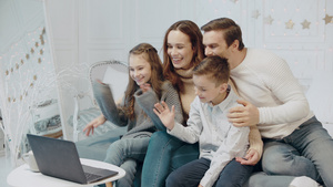 快乐的父母和孩子在电脑屏幕前手挥23秒视频