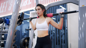 4k实拍健身房美女使用运动器材锻炼二头肌24秒视频