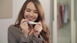 在手机上拍摄怀孕测试照片的快乐妇女26秒视频