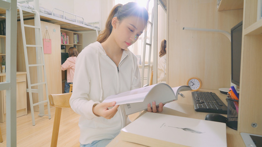 4K在宿舍学习的女生[学到]视频