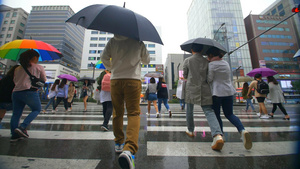 实拍韩国街上人行道上行走路人视频11秒视频