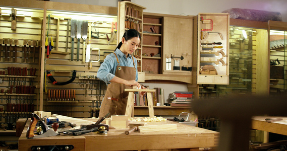 4k女木匠工匠师打磨木制品视频
