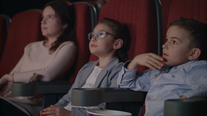 孩子们在电影院被吓着了20秒视频