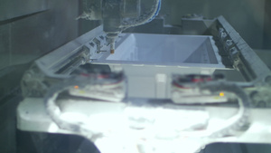 在工厂切割塑料材的激光23秒视频