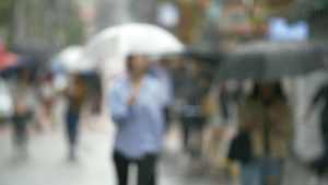 实拍朦胧韩国雨天大街上视频9秒视频