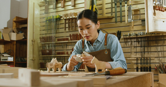 4k女木匠在木工房做木雕视频