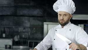 男子厨师装扮用刀21秒视频