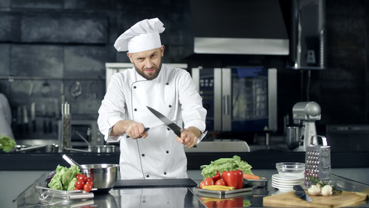 男子厨师在专业房装扮视频