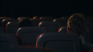坐在电影院里的人21秒视频