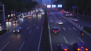 城市晚高峰车水马龙的街道夜景59秒视频