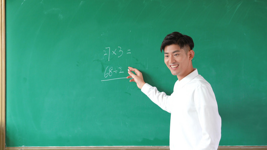4k数学老师在黑板上写题目视频