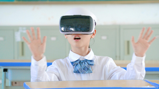 4k小学生使用VR眼镜体验交互技术视频