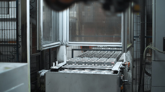 机器人操控将金属细节带入工厂视频