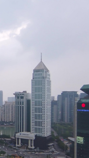 移动延时摄影航拍风光城市暴风雨前的乌云流动天空商务金融中心地标天际线城市交通车流建设素材城市素材16秒视频