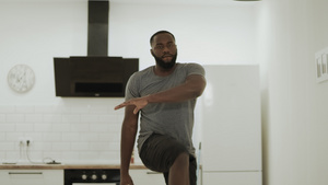 黑人男子在厨房跳舞25秒视频