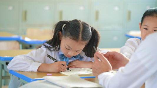 4k小学生在教室里做数学题视频