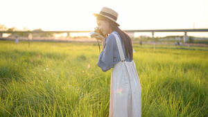 4K草地上逆光下的少女14秒视频