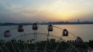 4K武汉城市地标东湖之眼摩天轮日落航拍实拍视频67秒视频