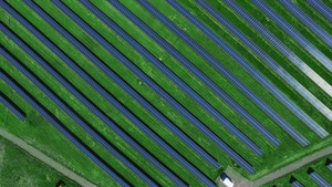 利用太阳能电池促进可再生能源的空中景观20秒视频