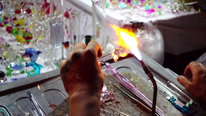 手工艺品玻璃制造通过在新的玻璃艺术品上用燃烧火炬熔化玻璃来制作玻璃主题15秒视频