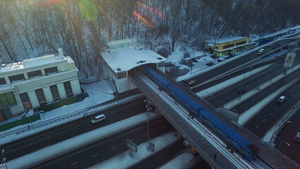 空中观察地铁列车在远途路上行驶19秒视频