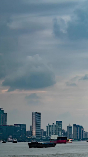 上海外滩黄浦江大城市高端大气日转夜游轮夜景延时24秒视频