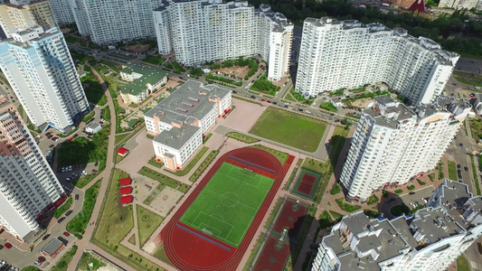 学校院子空中观视体育场,建筑地貌高涨视频