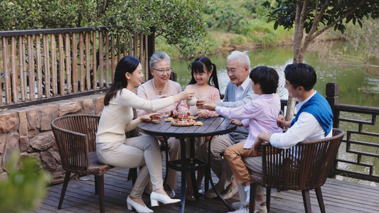 一家人在院子里喝茶聊天视频