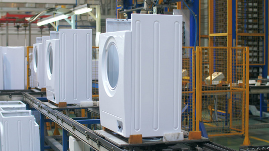 白色洗衣机身体在工业厂生产传送器上移动视频