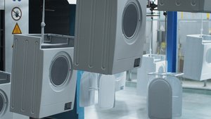 白色洗衣机在制造厂的传送线上移动16秒视频
