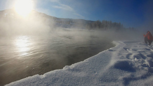 新疆冬季旅游风光禾木河水流淌晨雾白雪蓝天11秒视频