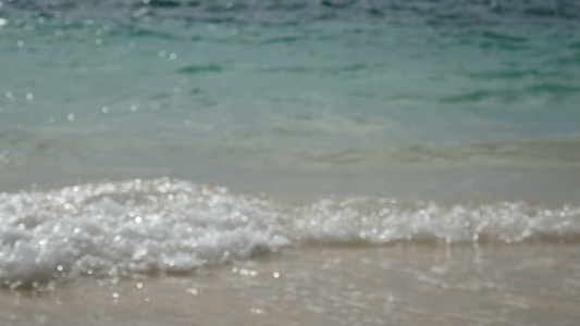 海洋软波的抽象模糊,在白色沙滩上有良好、清水,空间面积复制。 夏季海滨作为假日背景片段视频